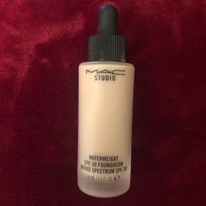 MAC Studio Waterweight SPF 30 Foundation